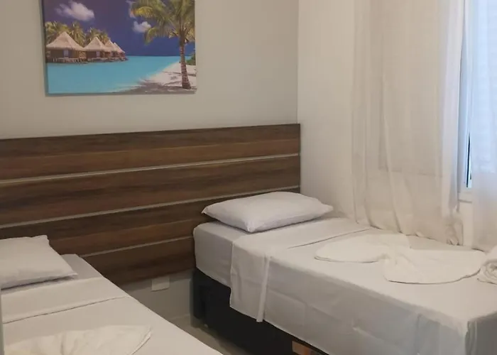 Apartamento 23A para 6 pessoas com Piscina e Churrasqueira no Cond Torremolinos Beach a 80m para Pé na areia na Praia da Enseada Ubatuba